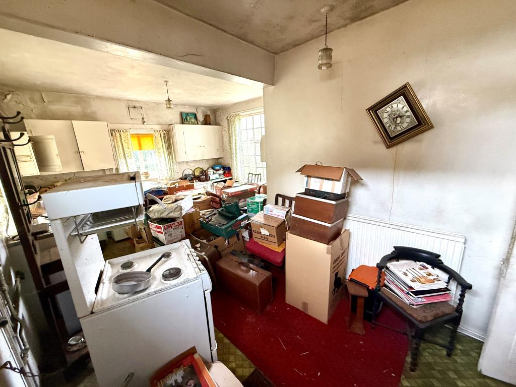 Lot: 141 - FIVE-BEDROOM PERIOD PROPERTY FOR REFURBISHMENT ON SITE WITH POTENTIAL - Kitchen